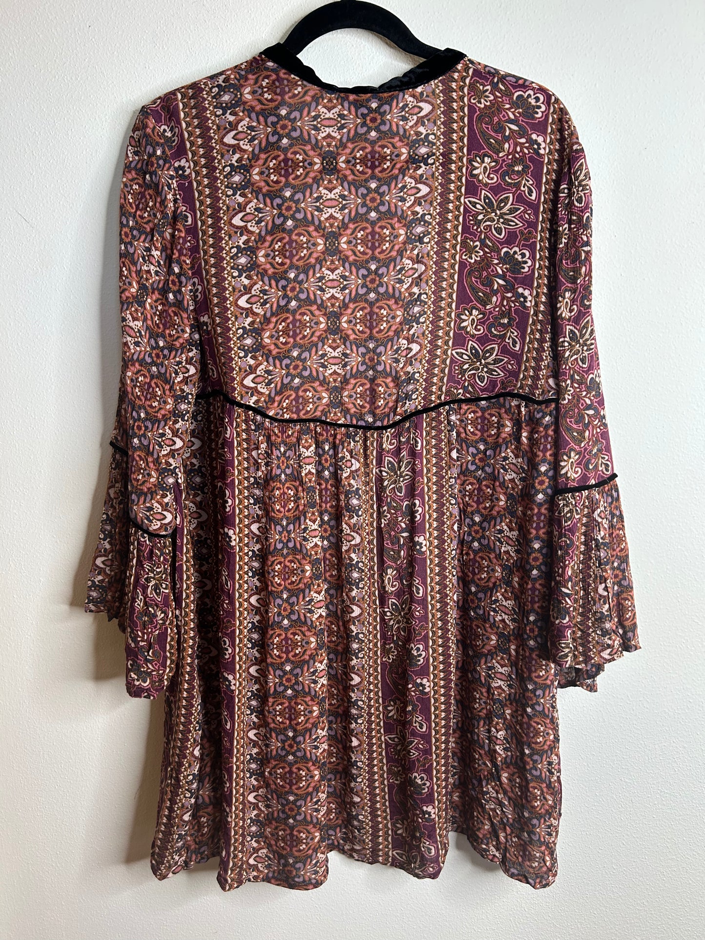 This is an American Eagle Outfitters floral kimono or cardigan with a velvet trim womens size M