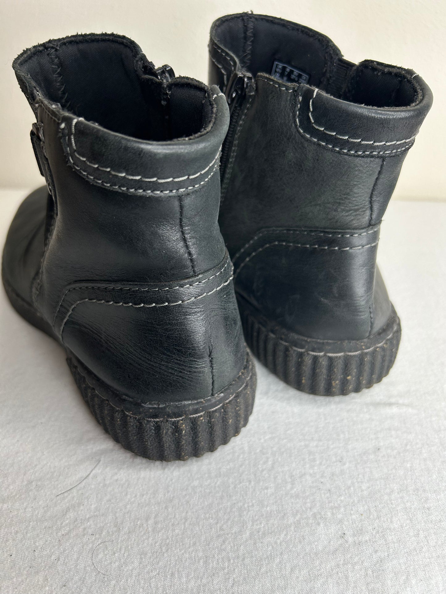 Clarks ankle booties black leather womens size 7