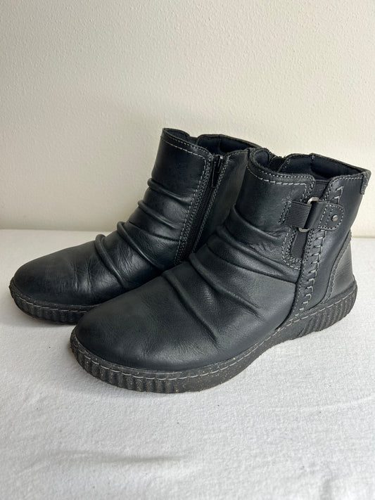 Clarks ankle booties black leather womens size 7