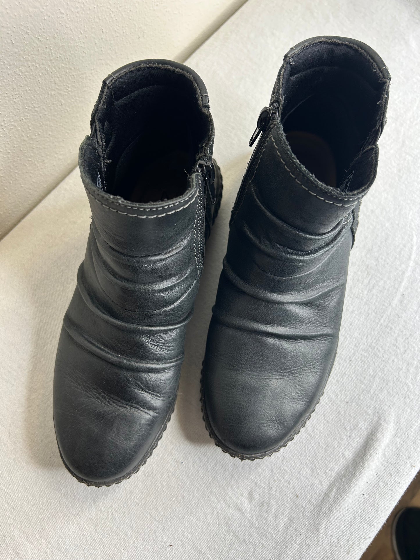 Clarks ankle booties black leather womens size 7