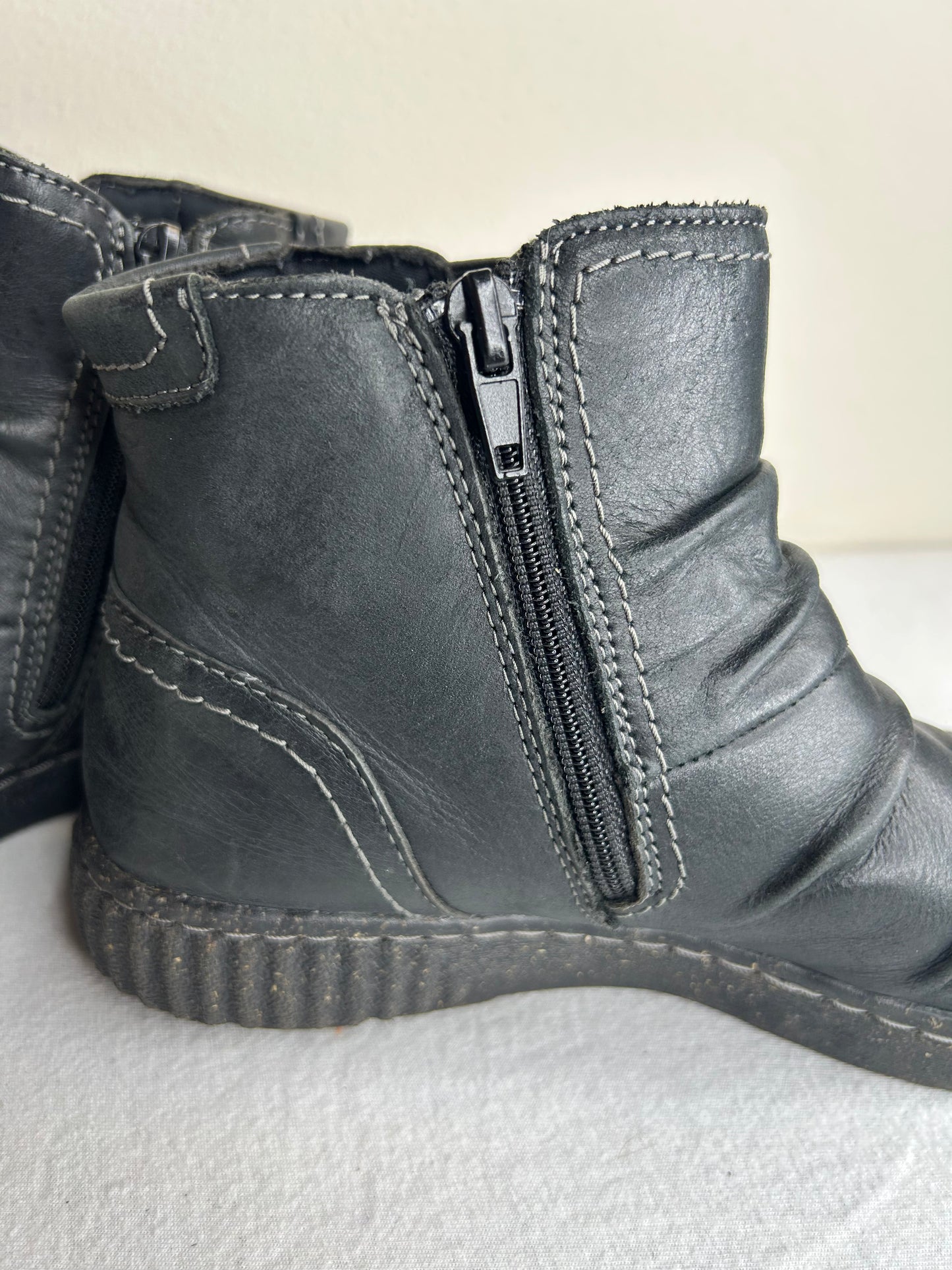 Clarks ankle booties black leather womens size 7