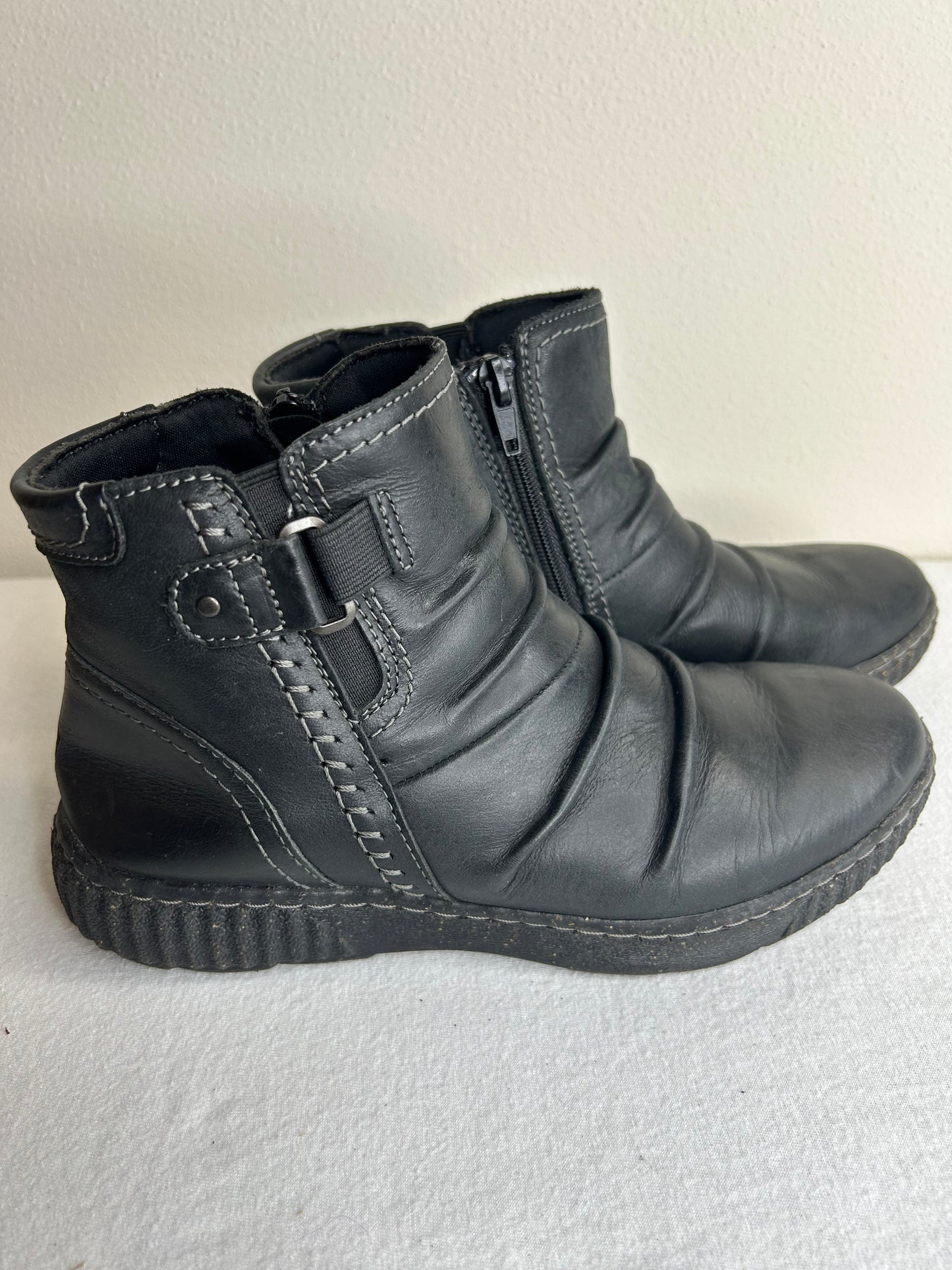 Clarks ankle booties black leather womens size 7