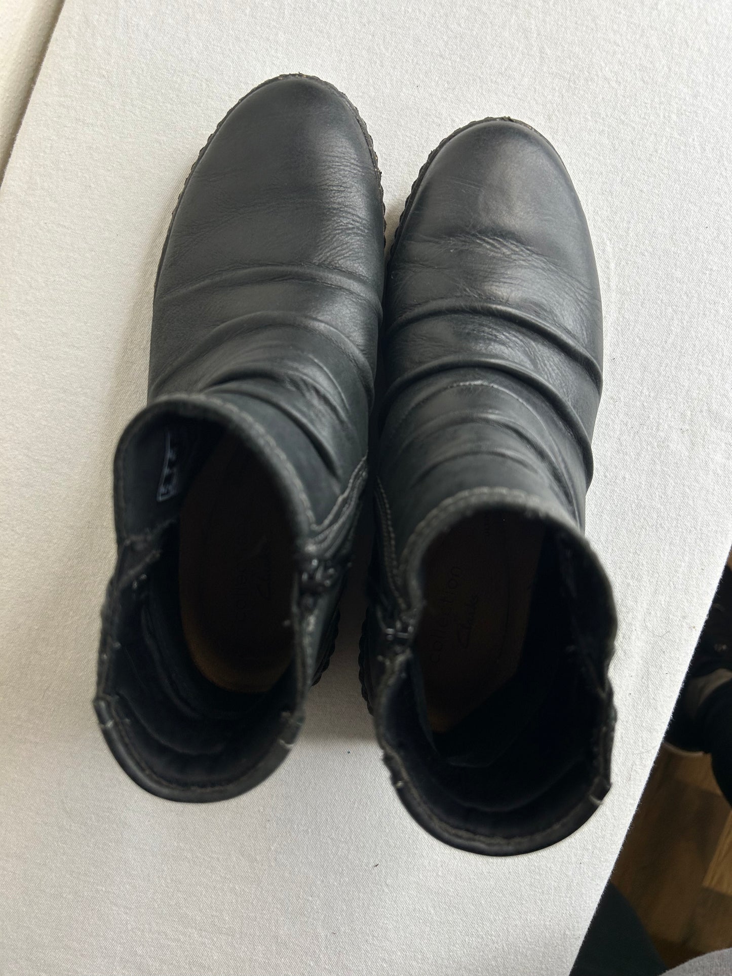 Clarks ankle booties black leather womens size 7