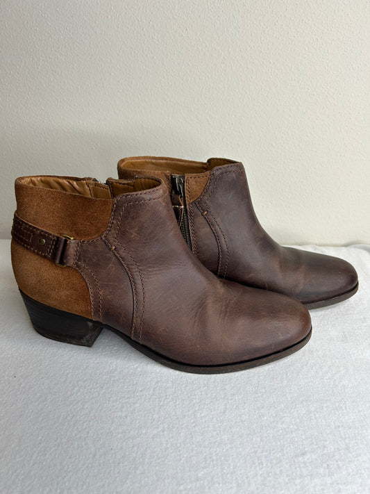 Clarks Women's Brown Leather and Suede Zip Ankle Boots in size 7.5