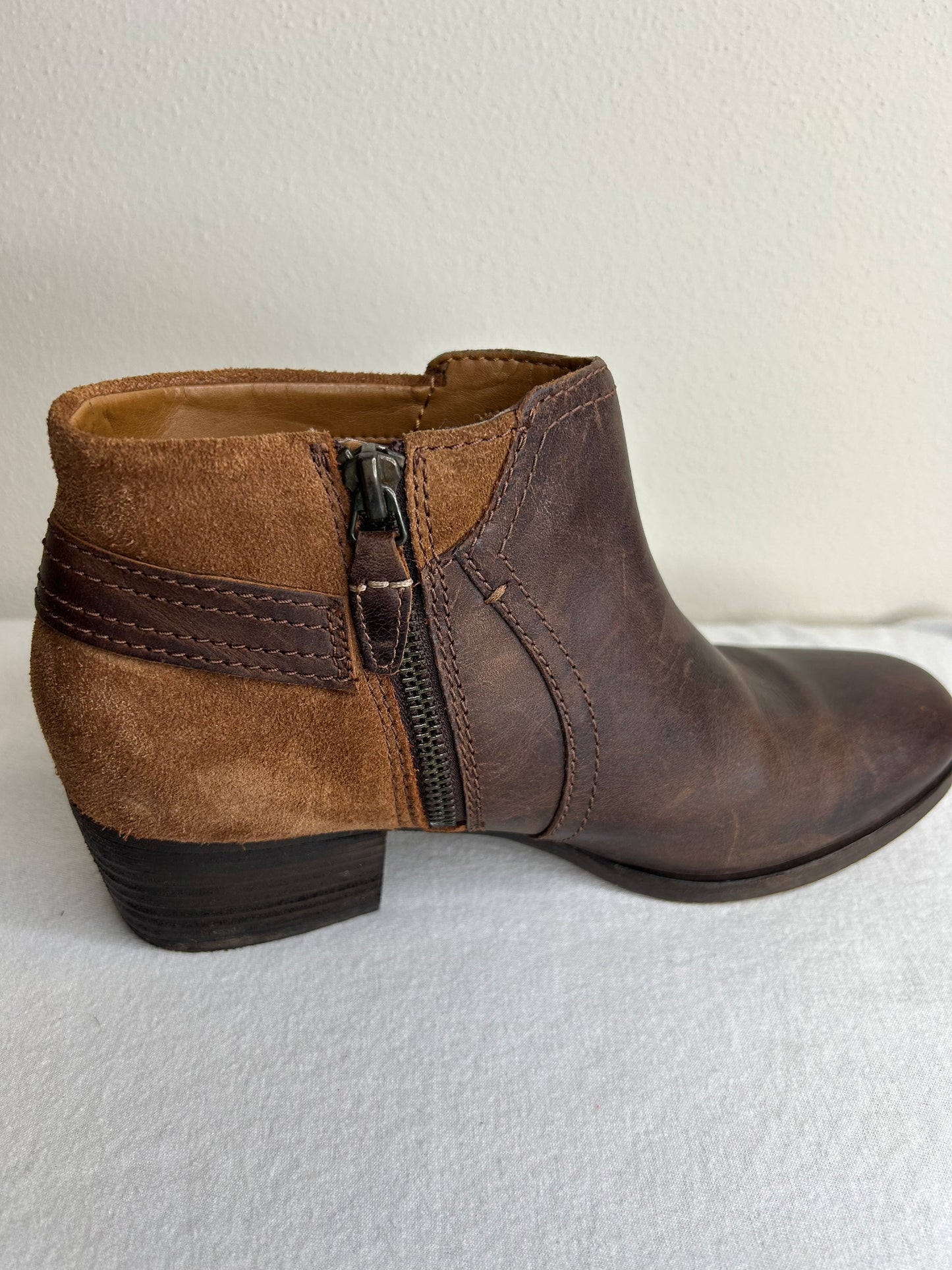 Clarks Women's Brown Leather and Suede Zip Ankle Boots in size 7.5