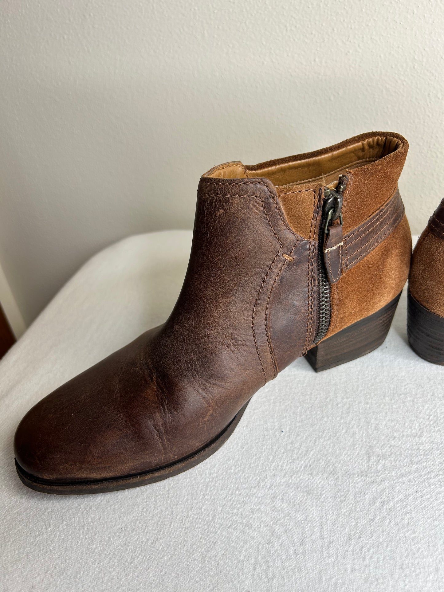 Clarks Women's Brown Leather and Suede Zip Ankle Boots in size 7.5