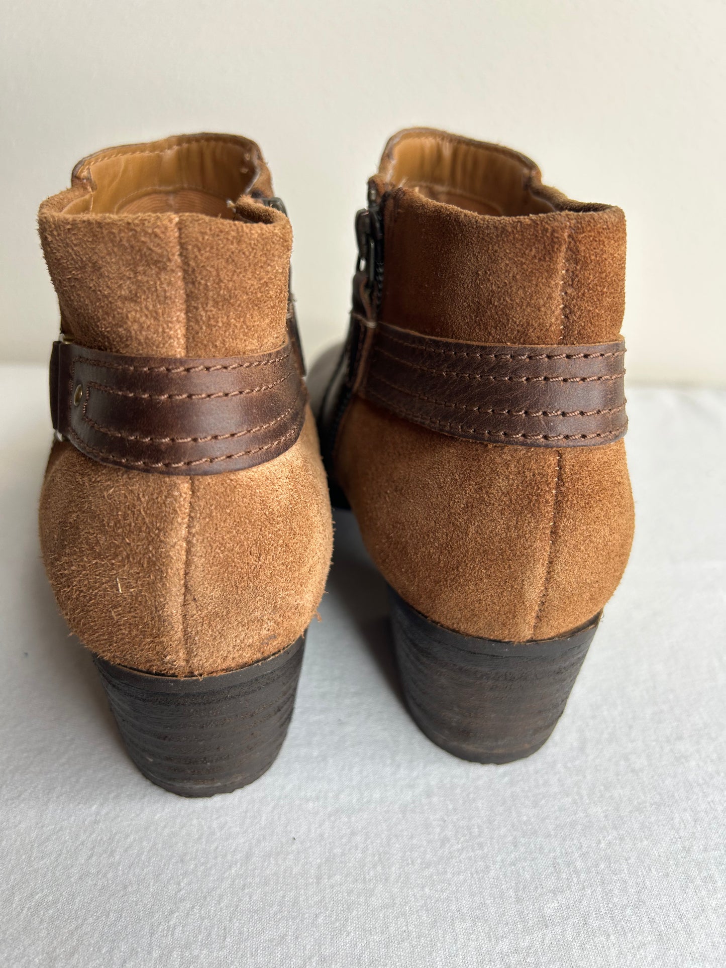Clarks Women's Brown Leather and Suede Zip Ankle Boots in size 7.5