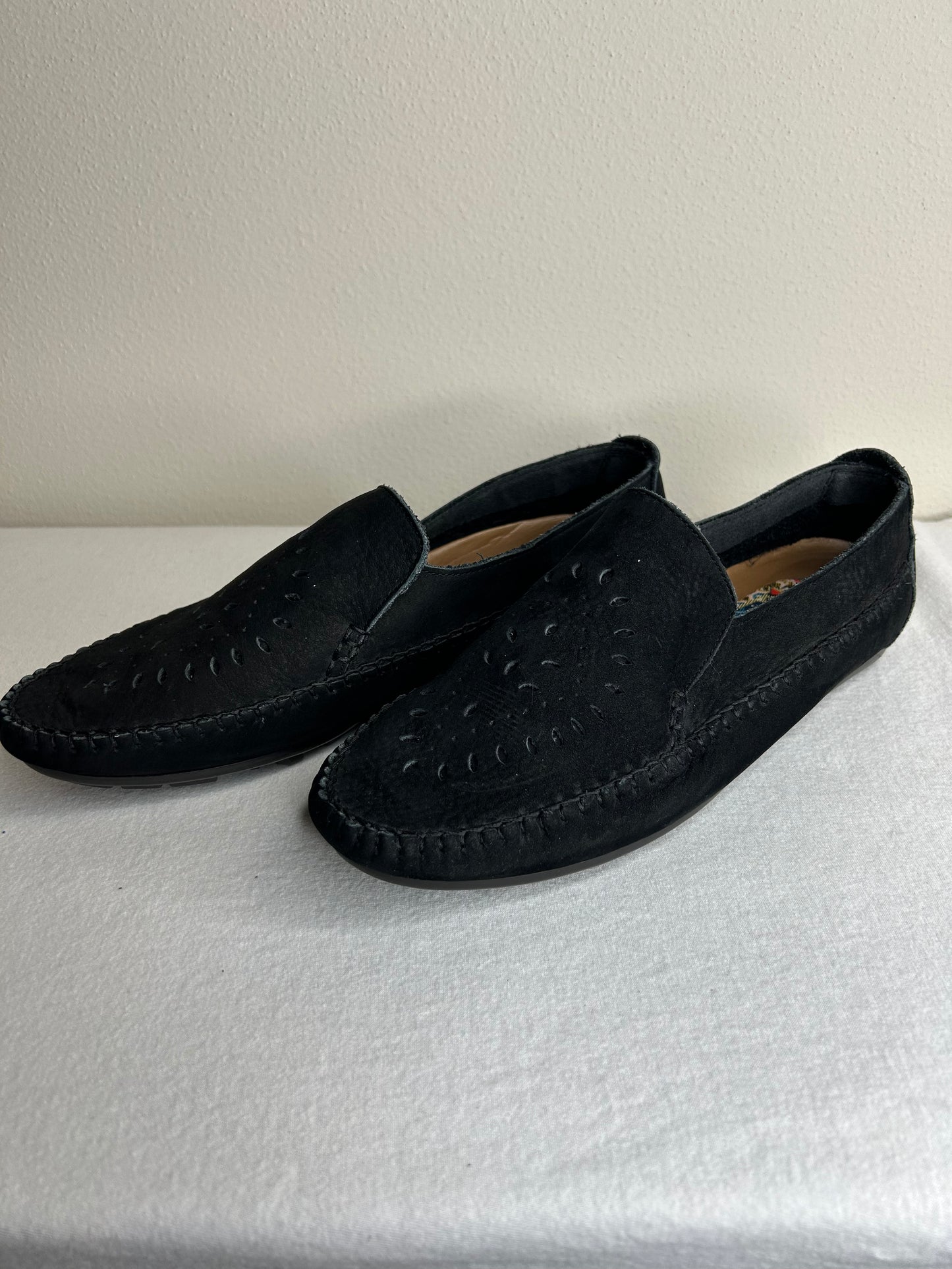Gently used Hush Puppies black moccasin style shoes Womens 9.5