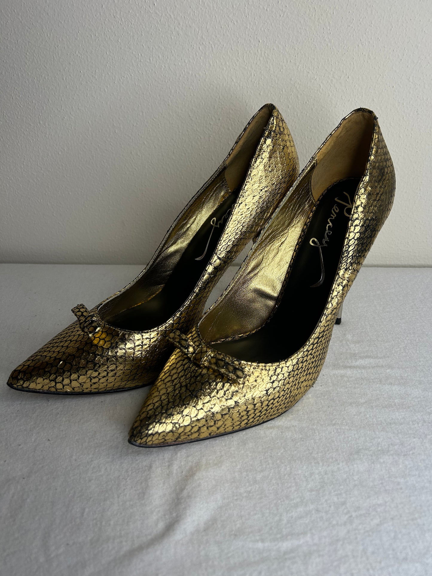 Pencey stiletto heels with a bow accent. Womens size 10