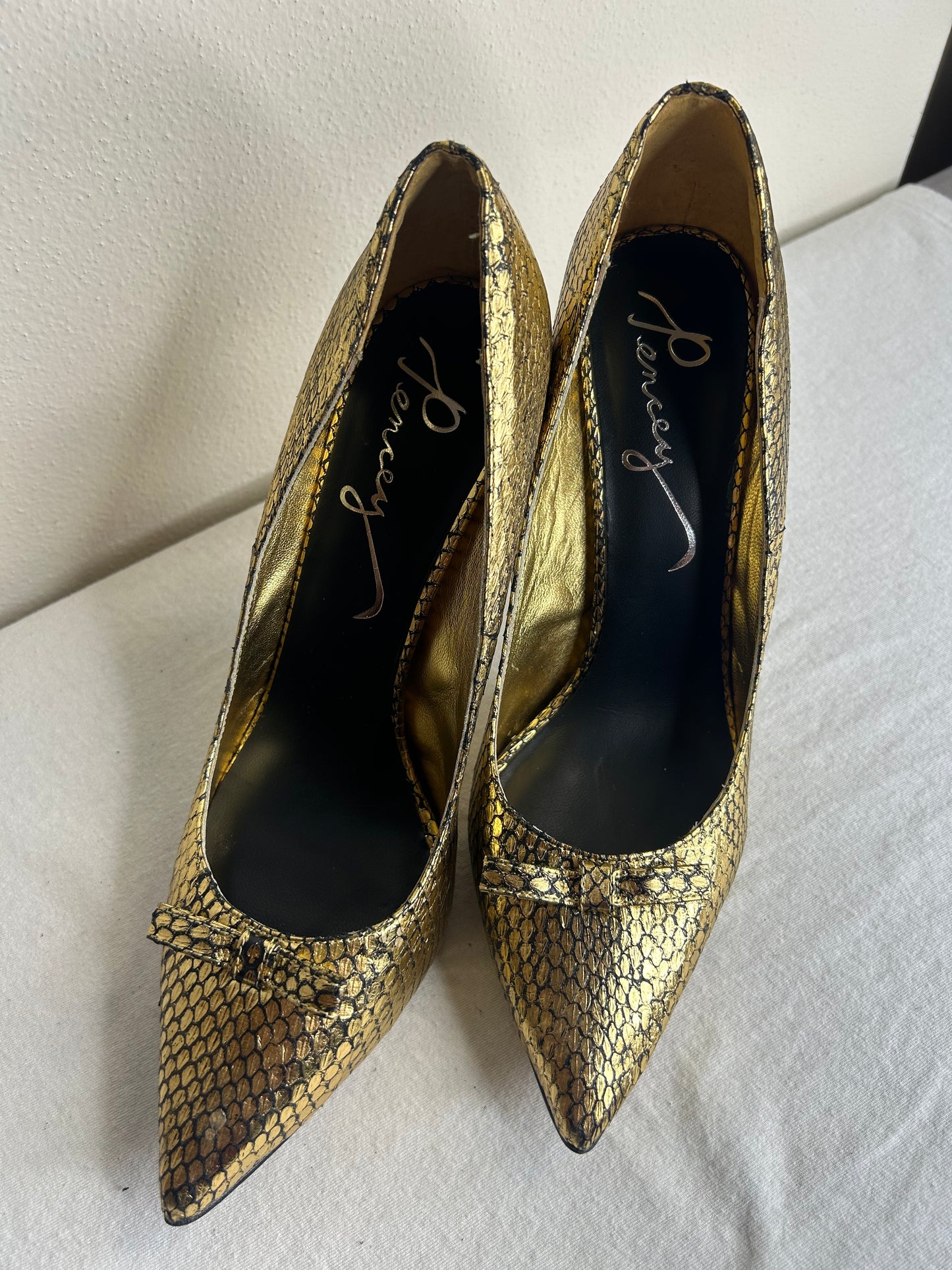 Pencey stiletto heels with a bow accent. Womens size 10