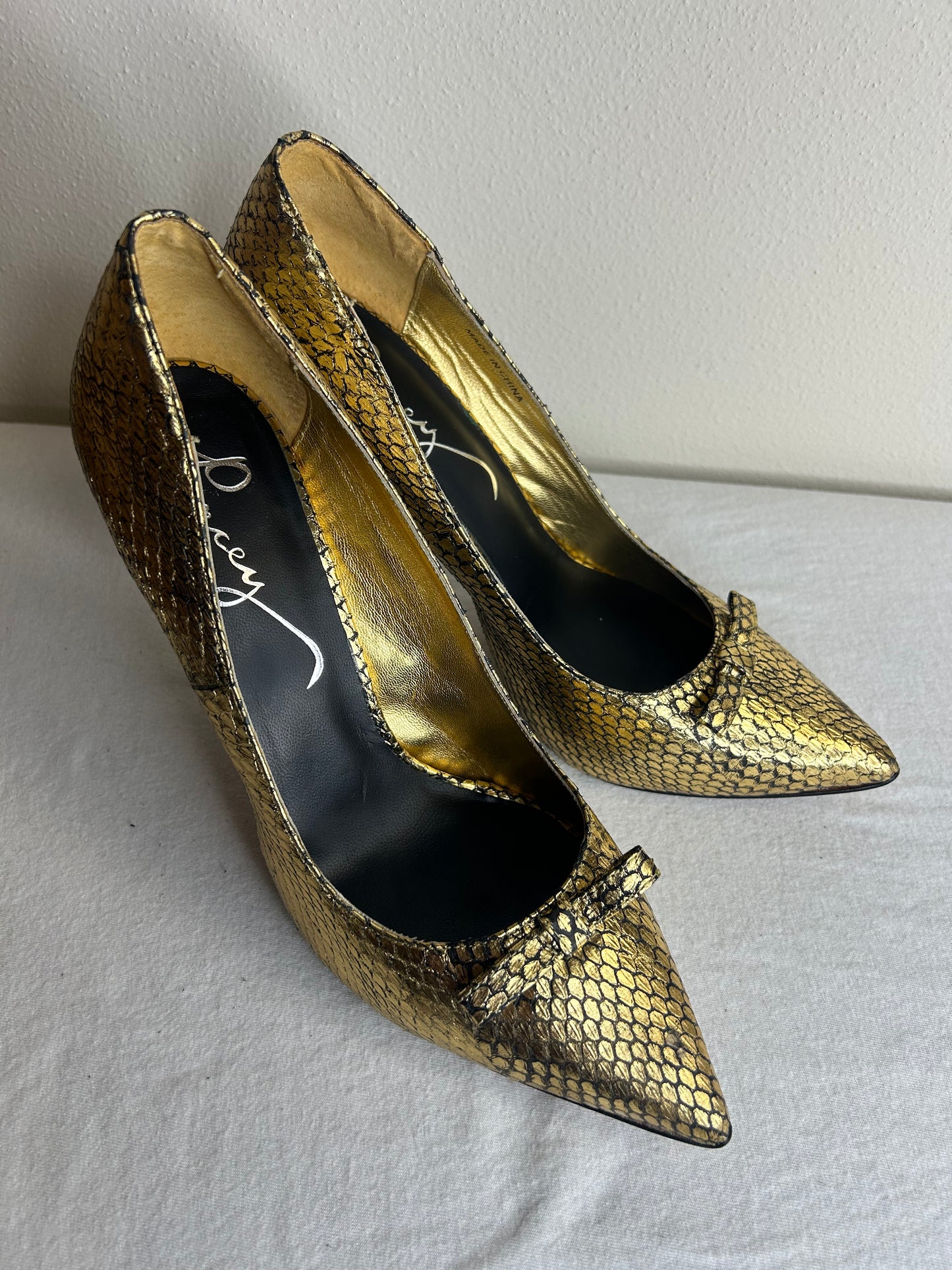 Pencey stiletto heels with a bow accent. Womens size 10