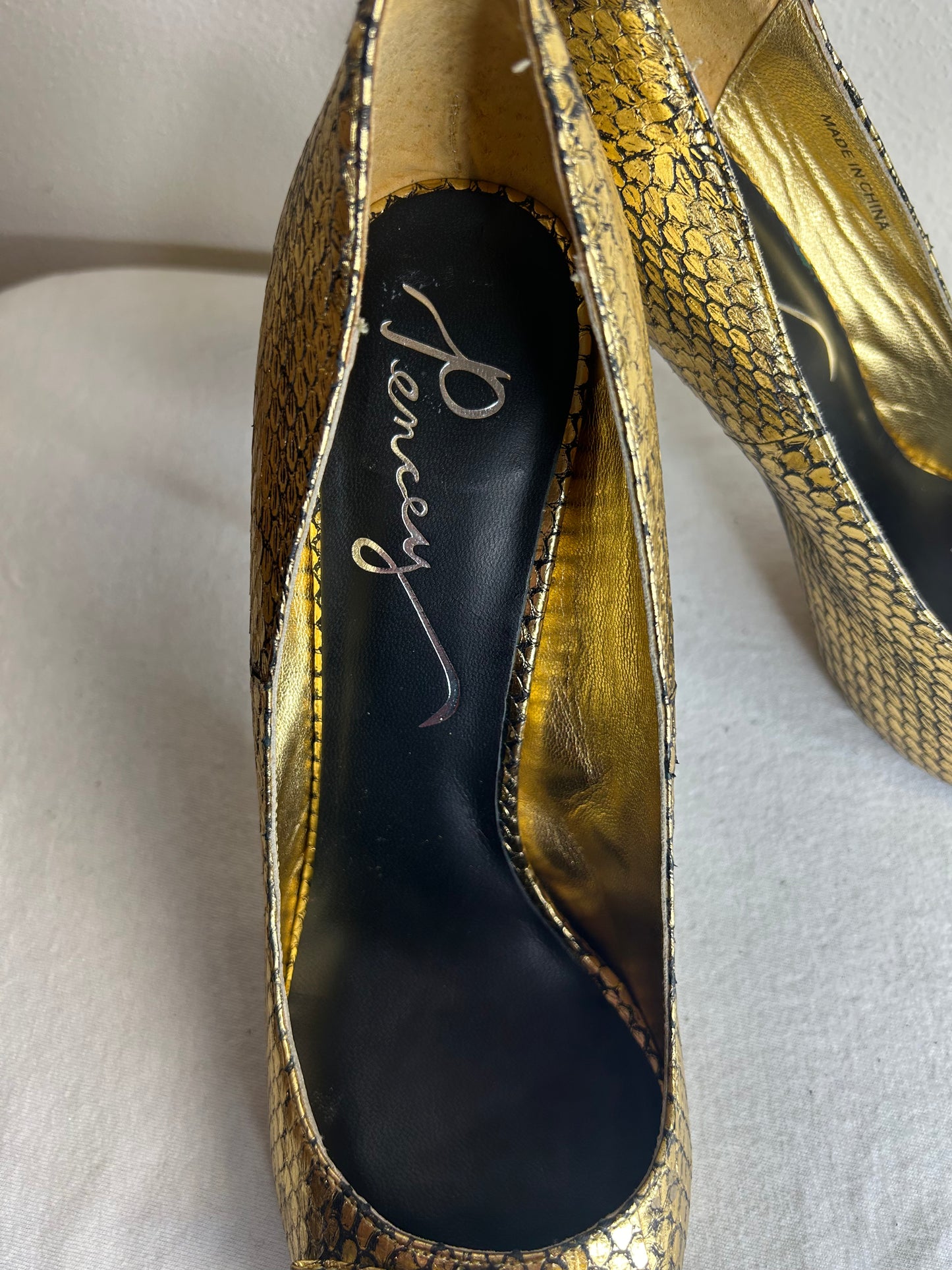 Pencey stiletto heels with a bow accent. Womens size 10