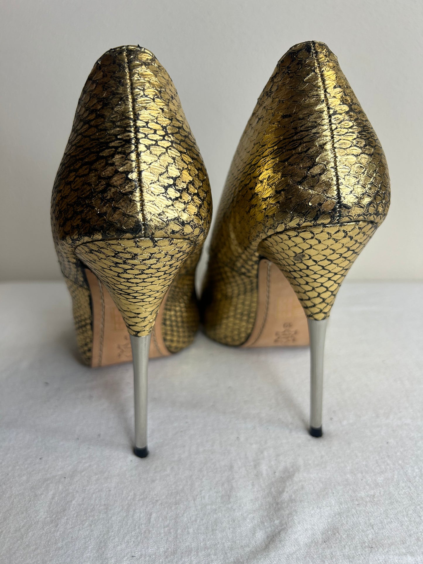 Pencey stiletto heels with a bow accent. Womens size 10