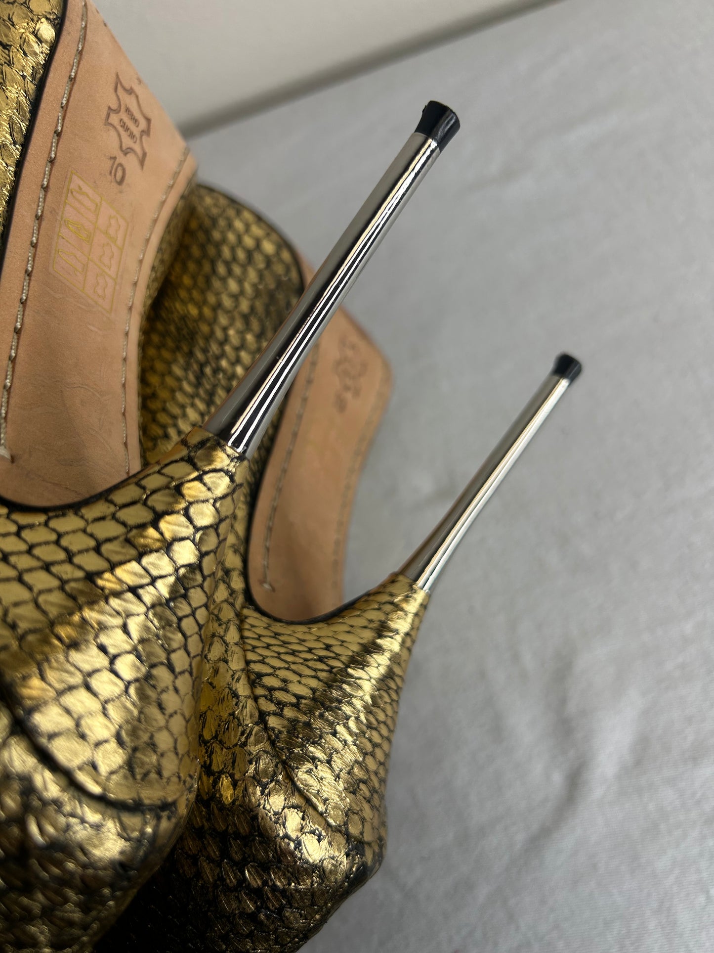 Pencey stiletto heels with a bow accent. Womens size 10