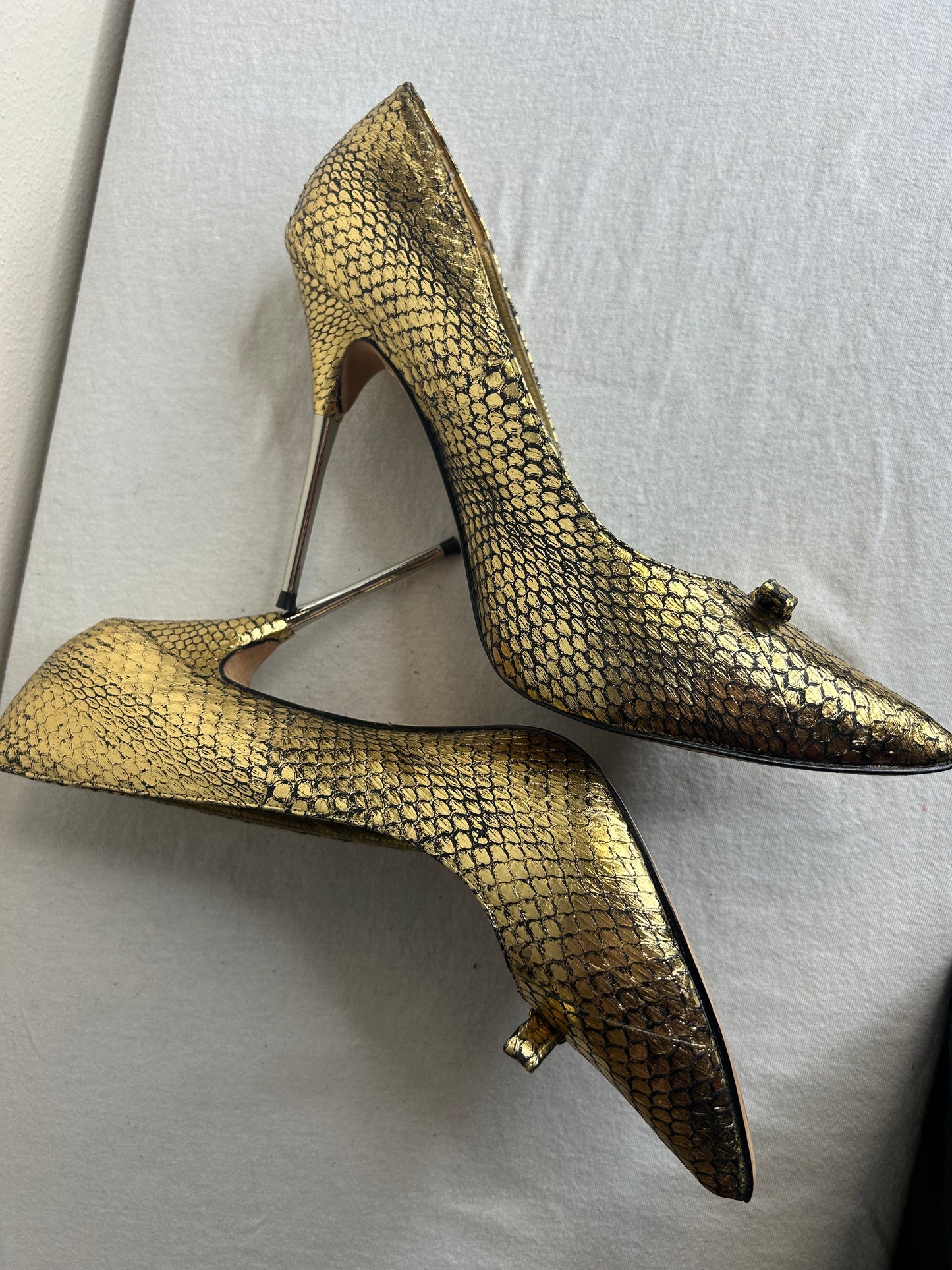 Pencey stiletto heels with a bow accent. Womens size 10