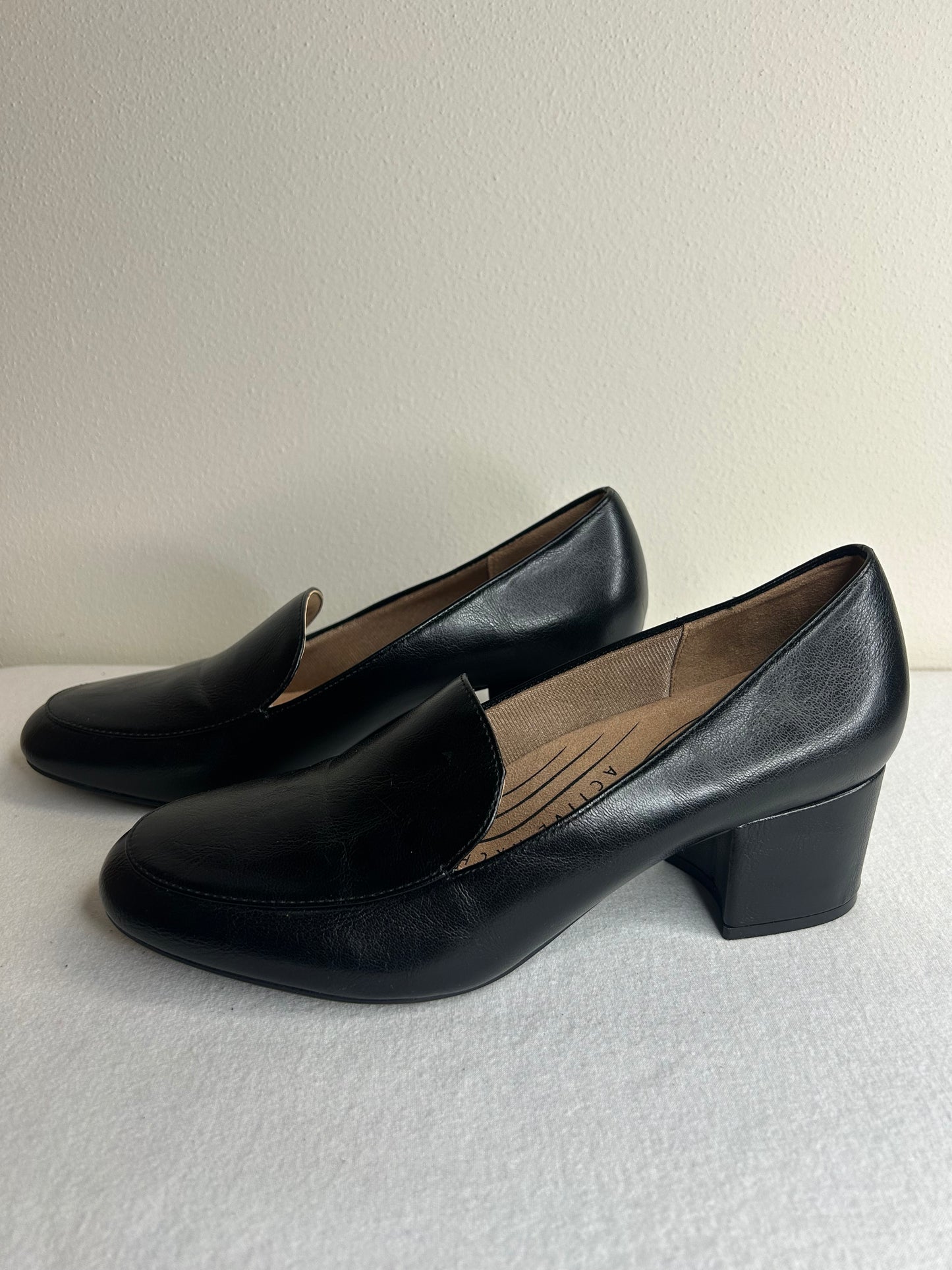 LifeStride Trixie slip-on pumps in black faux leather. Womens 10