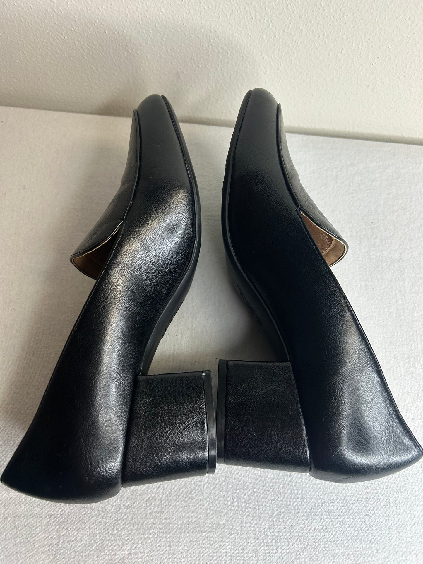 LifeStride Trixie slip-on pumps in black faux leather. Womens 10