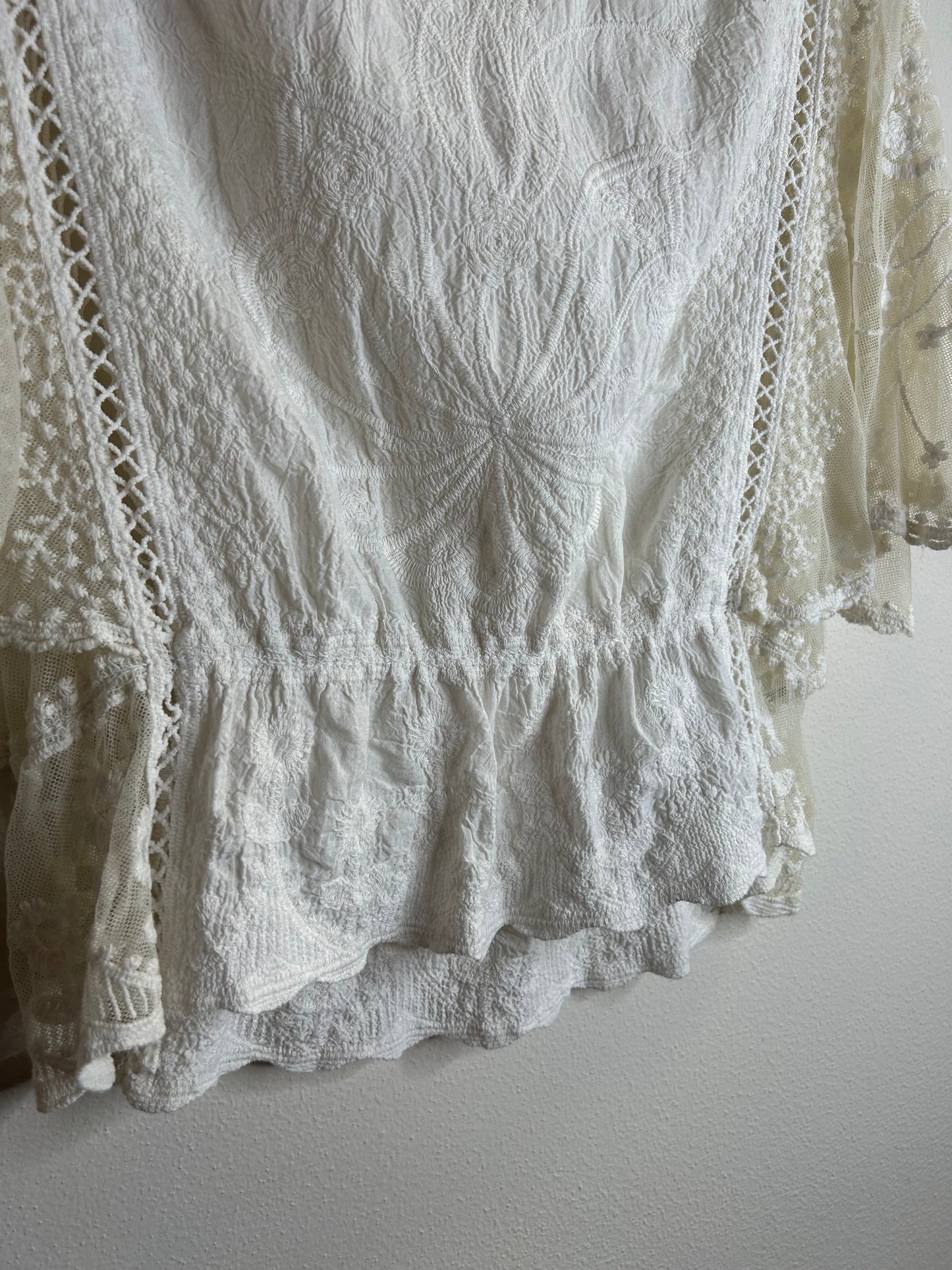 New Look womens M white, floral embroidered lace peplum blouse